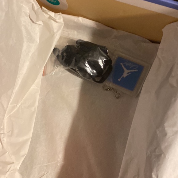 Jordan 4 - Picture 9 of 9